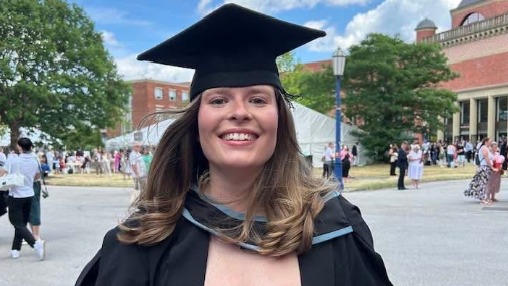 Efa Greenawy ar ddiwrnod ei seremoni raddio