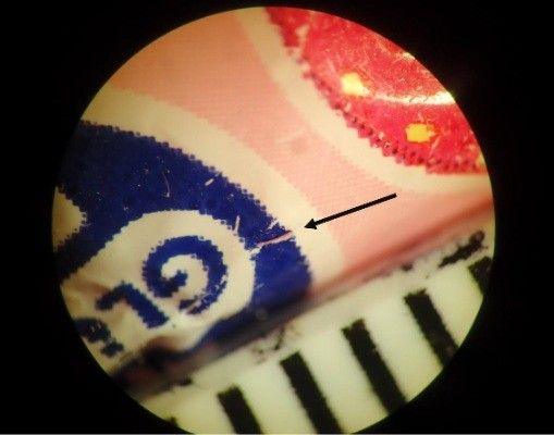 Një imazh nga afër i njërës prej ëmbëlsirave që tregon vendin ku është bërë një shenjë prerjeje