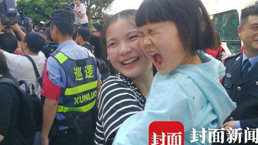 Kang Ying's younger sister holds up Kang Ying's daughter