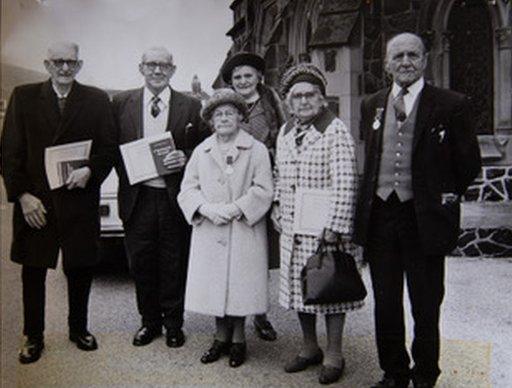 John Beech yn derbyn Medal Gee gyda kate Roberts