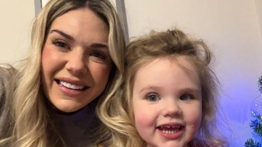 Non Rowlands gyda'i merch dair oed Alela