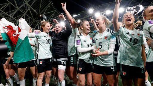 Wales players celebrate after qualifying for the Women's 2025 Euros