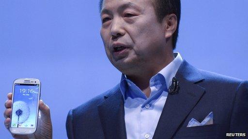 Samsung executive shows off the Galaxy S3