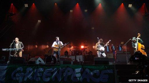 Mumford & Sons close the Glastonbury Festival