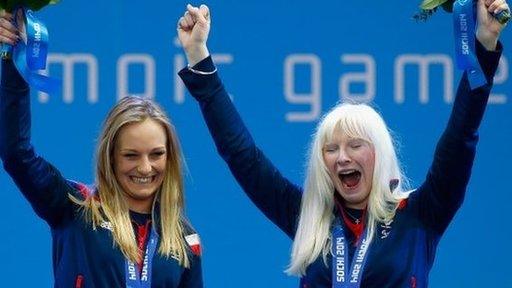 Kelly Gallagher (right) and guide Charlotte Evans