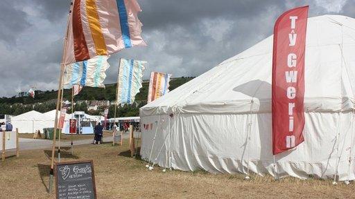 Cymylau du tu ôl i babell Tŷ Gwerin / Dark clouds behind Tŷ Gwerin tent