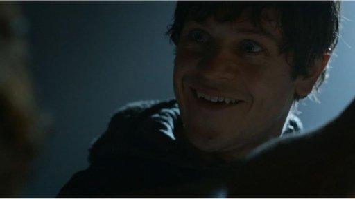 Iwan fel y cymeriad sinistr Ramsay Bolton yn Game of Thrones