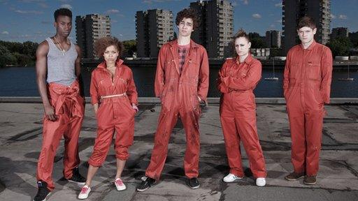 Iwan ( ar y dde) yn y Misfits - y gyfres ddaeth a fo i amlygrwydd ehangach