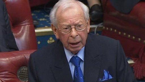 Mae yr Arglwydd Barnett ei hun wedi galw am ddiwygio'r fformiwla ddyfeisiodd o yn y 70au