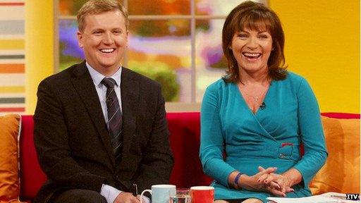 Aled efo Lorraine Kelly ar set 'Daybreak'