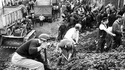 Bydd Karl Jenkins yn gweithio ar ddarn i nodi 50 mlynedd trychineb Aberfan