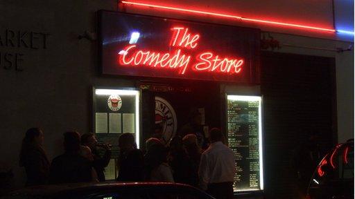 The Comedy Store yn hoff ddinas Tudur, Llundain