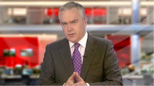 Dydi Huw Edwards ddim wedi ei argyhoeddi y byddai'n syniad da i Tudur ddarllen y newyddion!