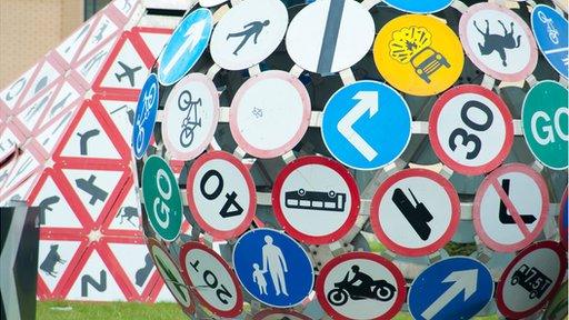 Cylchdro lliwgar Sblot - ond o ba gyfeiriad y daeth yr enw?