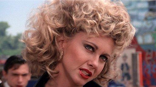 Olivia Newton John yn "Grease" - rhy llithrig i Rhys?