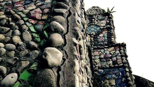 Cracks in Little Chapel, Guernsey