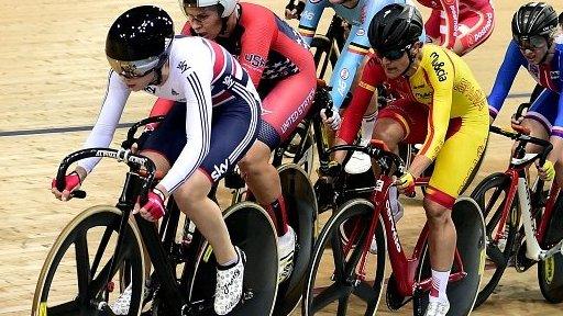 Laura Trott (left) leads the omnium elimination race