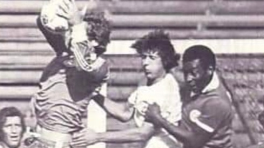 Connecticut Bicentennials goalkeeper Jim Barron (left) claims the ball while under pressure from Pele