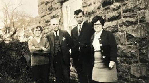 Parch Gareth Morgan Jones gyda Jill ei wraig yn 1965, yn weinidog ifanc yn ardal Brithdir, Rhydymain a Tabor, Sir Feirionnydd