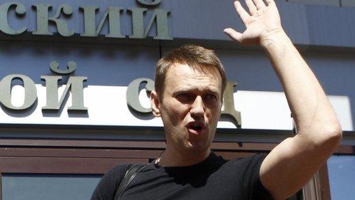 Russian opposition leader Alexei Navalny greets supporters and journalists outside a court building in Kirov, July 19, 2013.