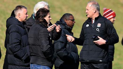 Darren Ferguson and Gareth Ainsworth (left) with England rugby coach Richard Hill at a training session at Pennyhill Park in 2022