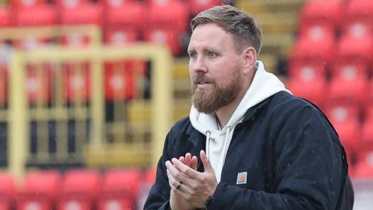 Rob Elliot applauding Gateshead players during a friendly with Sunderland