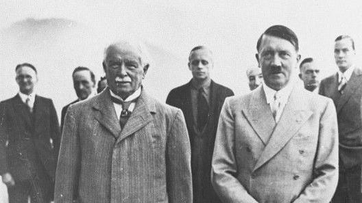 T.P Conwell-Evans oedd cyfieithydd David Lloyd George pan aeth y Prif Weinidog i gyfarfod Adolf Hitler