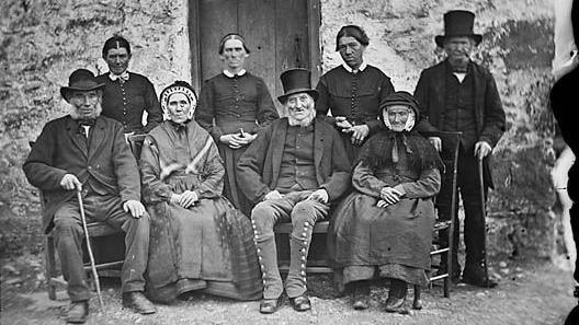 Rhai o drigolion Ysbyty Ifan, tua'r flwyddyn 1875