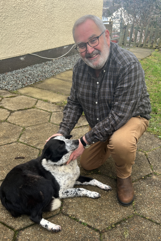 An t-Urramach Donnie Dòmhnallach le cù