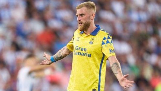 Oli McBurnie in action for Las Palmas