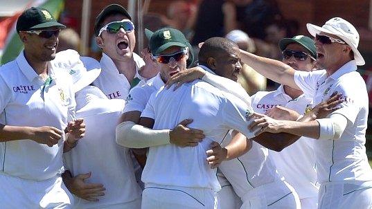 South Africa celebrate the wicket of David Warner on day three of the second Test in Port Elizabeth