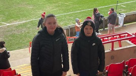 Dau berson yn Cae Ras yn Wrecsam