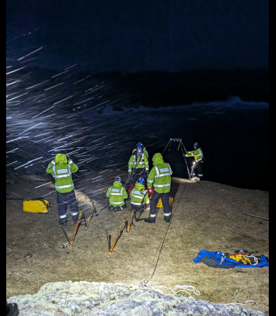 Na maoir-chladaich aig oir creige agus siostam ròpannan aca an sàs 