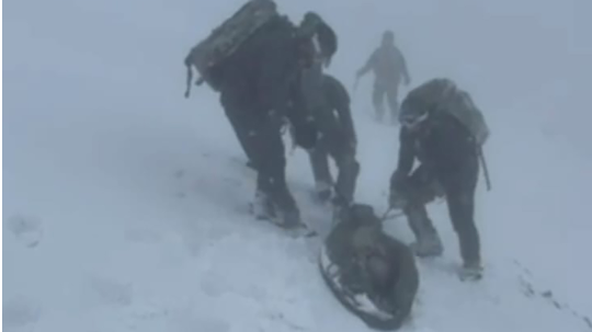 Fear a bha an èiginn air Beinn Nibheis ga tharraing air streadsair le Maraichean Breatannach agus Duidseach a rinn cobhair air