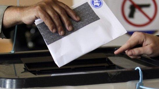 A man casts ballot at a polling station in the northern, Serb-dominated part of Mitrovica 08/06/2014