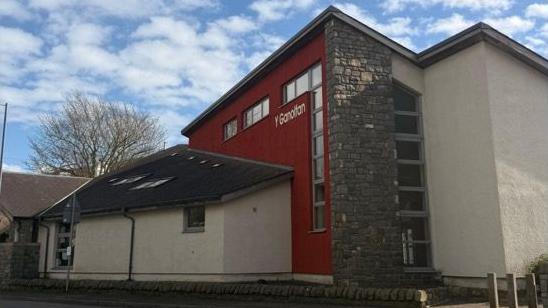 Llun y ganolfan yn Nefyn