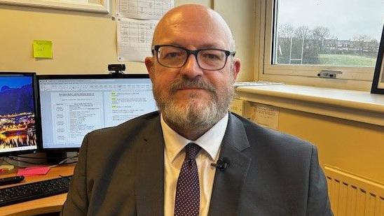 Dr Rhodri Thomas, Pennaeth ysgol Plasmawr, Caerdydd