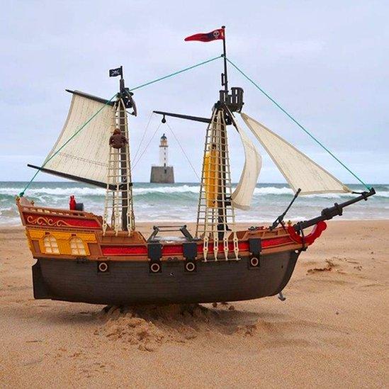 Toy pirate ship