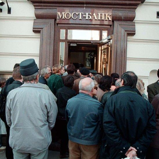 Depositors form in front of a Russian bank in Moscow September 8, 1998