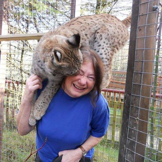 Lynx Nilly with former zoo owner Jean Mumbray