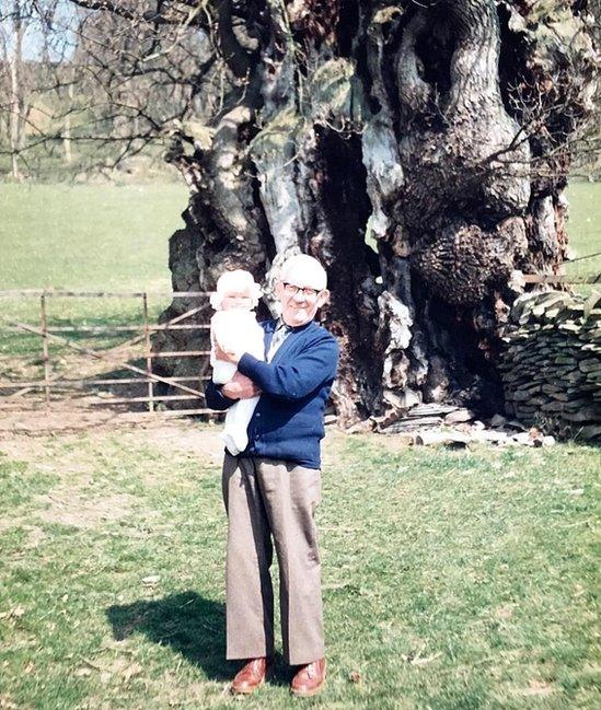 Bernard Morris wrth y goeden yn 1982 gyda'i wyres Clare