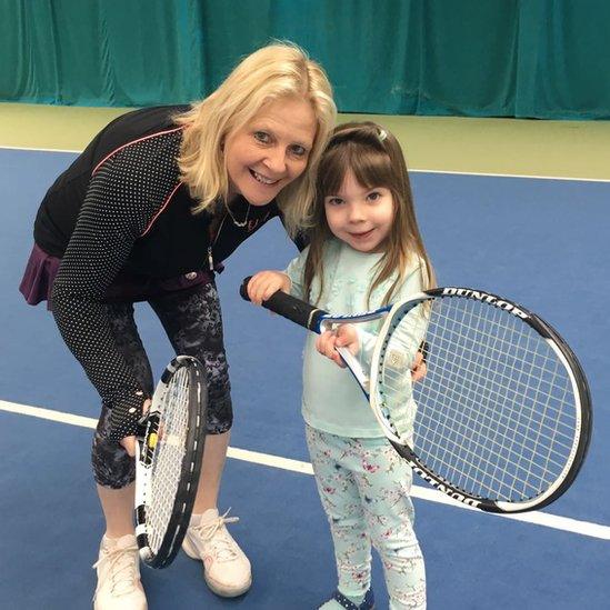 Myra Roberts yn rhoi tips tennis i'w wyres