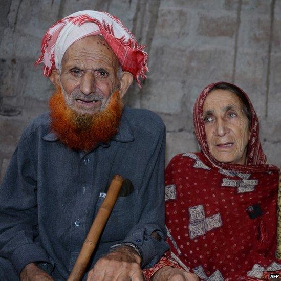 Pakistani Kashmiri Makhni Begum (R) and Shah Zula, the parents of convicted murderer Shafqat Hussain, react after Shafqat"s execution in Muzaffarabad, the capital of Pakistani-administered Kashmir on August 4, 2015.