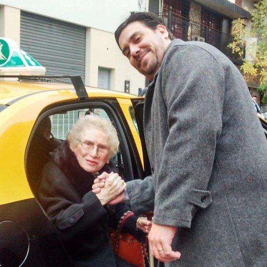 A picture shows Rodolfo Perez Rosinblit helping his grandmother out of a taxi