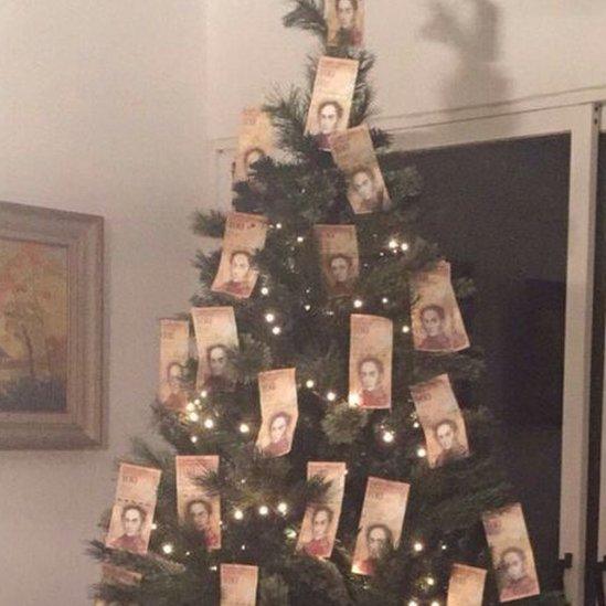 A Christmas tree adorned with 100-bolivar notes