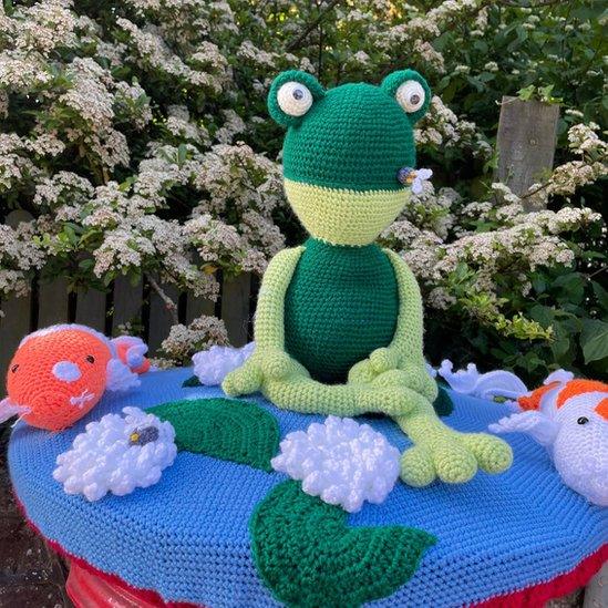 Crochet frog postbox topper