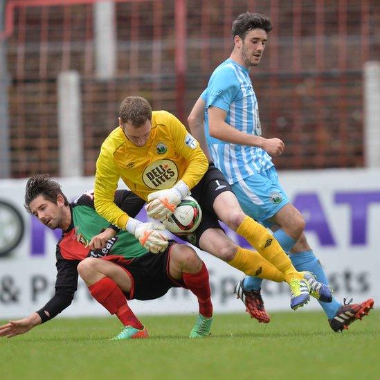 Glentoran striker Curtis Allen is thwarted as Warrenpoint keeper Jonathan Parr collects the ball at the Oval