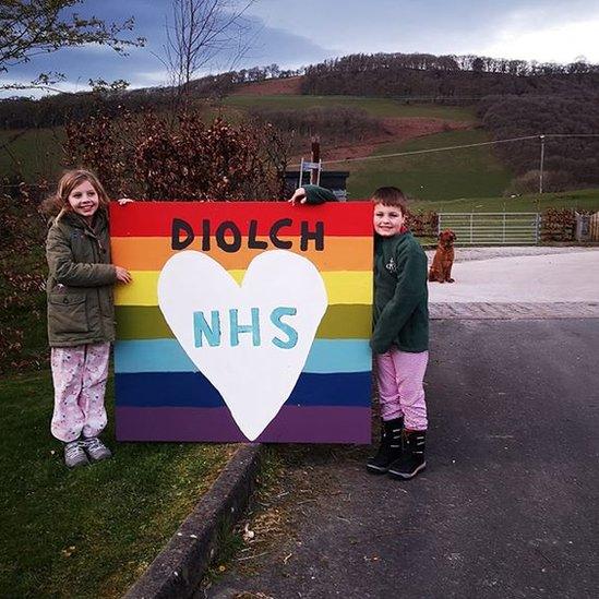 plant ac arwydd diolch NHS