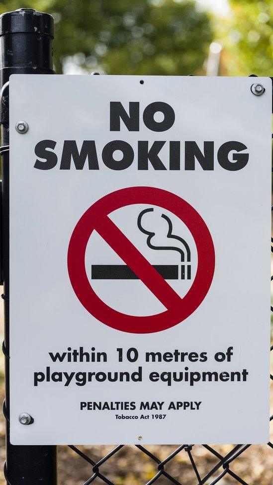 No smoking sign, Edinburgh Gardens, North Fitzroy, Melbourne