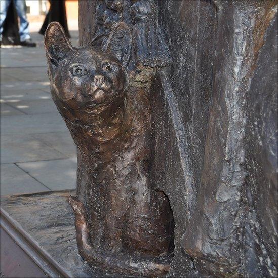 Detail of cat on Thomas Wolsey statue, Ipswich